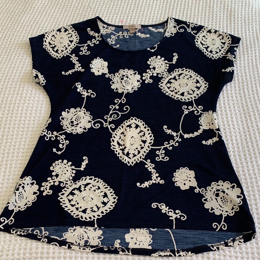 Roz & Ali Navy Blue Short Sleeve Top with White Floral Lace Print